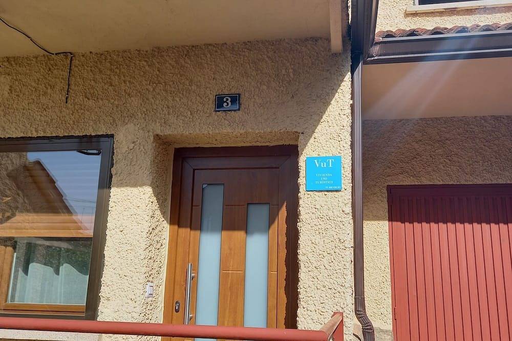 Chalet in the village of Barraco, Ávila, full of hiking trails. in El Barraco, Valle del Alberche