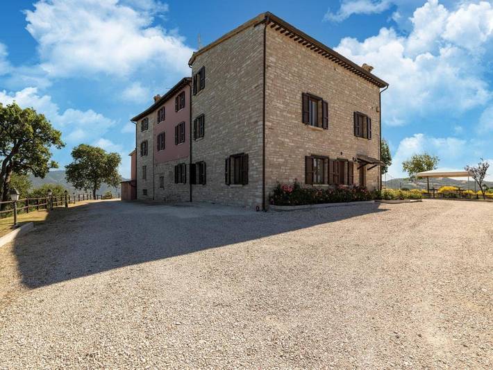 Location de vacances pour 4 personnes, avec Terrasse ainsi que Jardin et Piscine dans Smirra
