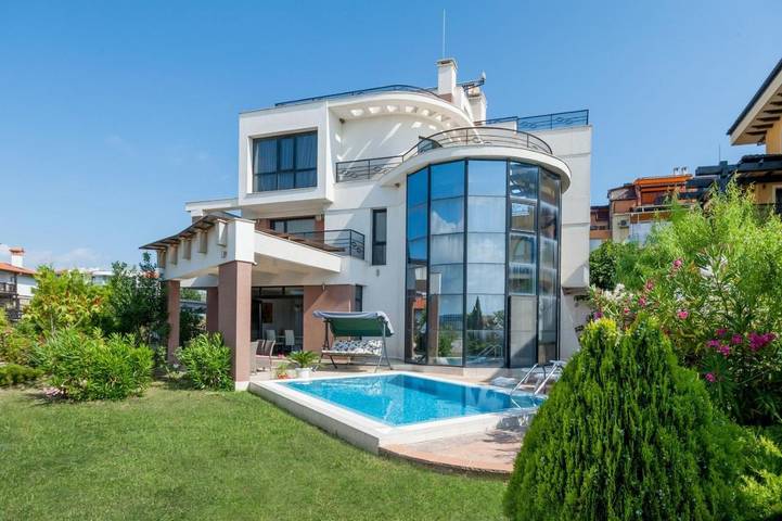 Villa für 10 Personen, mit Balkon und Terrasse sowie Garten und Pool in Bulgarien