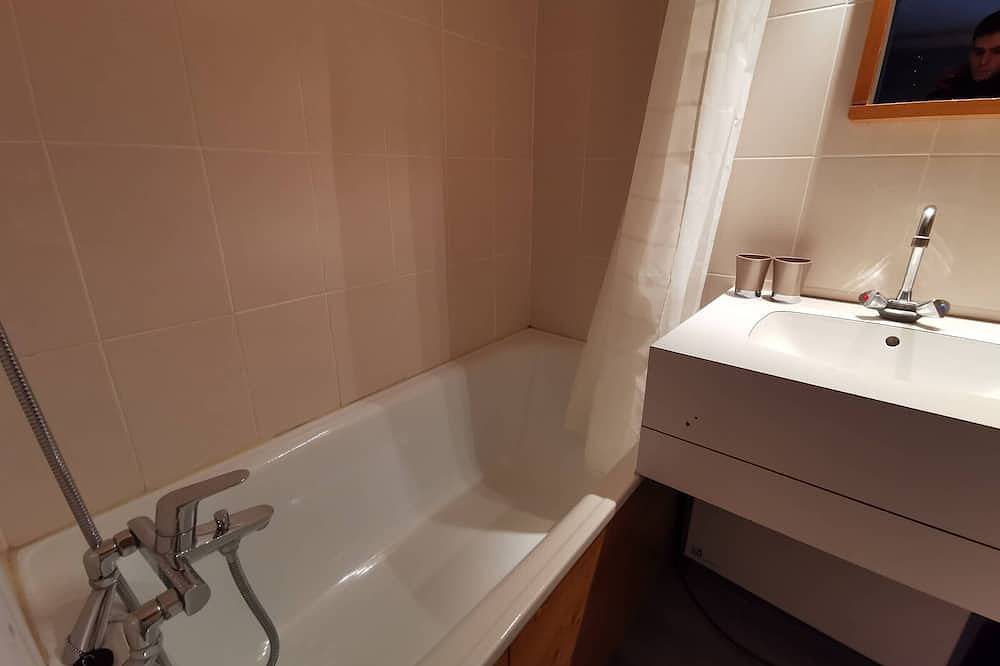 Entire apartment, Cozy apt with direct slope access and shops, balcony, parking, pets ok! in Méribel-Mottaret, Les Allues