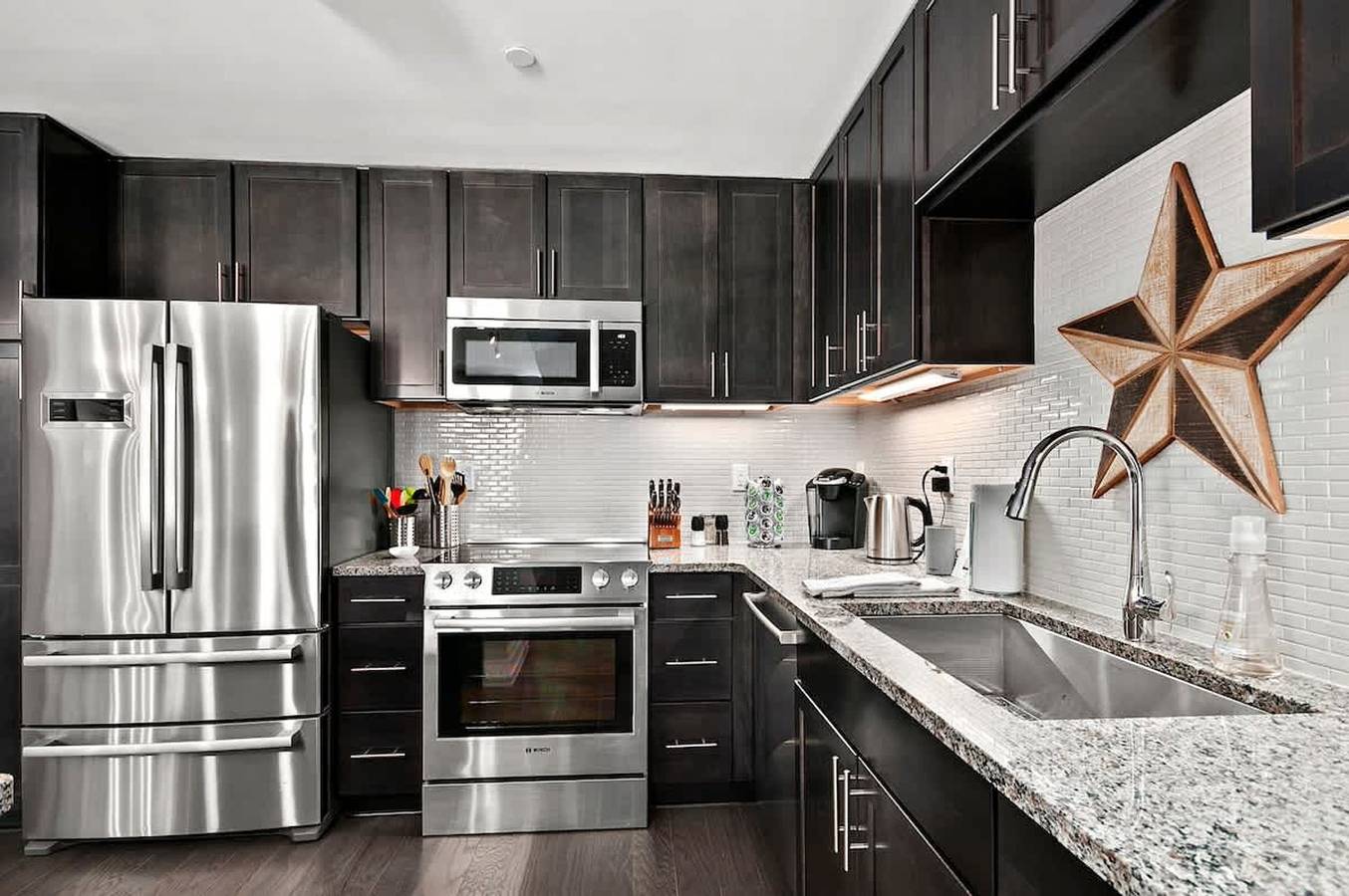 Ganze Wohnung, 2Br Condo w Balcony Free Tix Walk to Downtown in Blue Ridge Parkway, Asheville