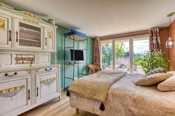 Guest Room 'Aux Amelierets' with Shared Pool, Shared Terrace and Wi-Fi in Saint-Just, Medelhavskusten (Frankrike)