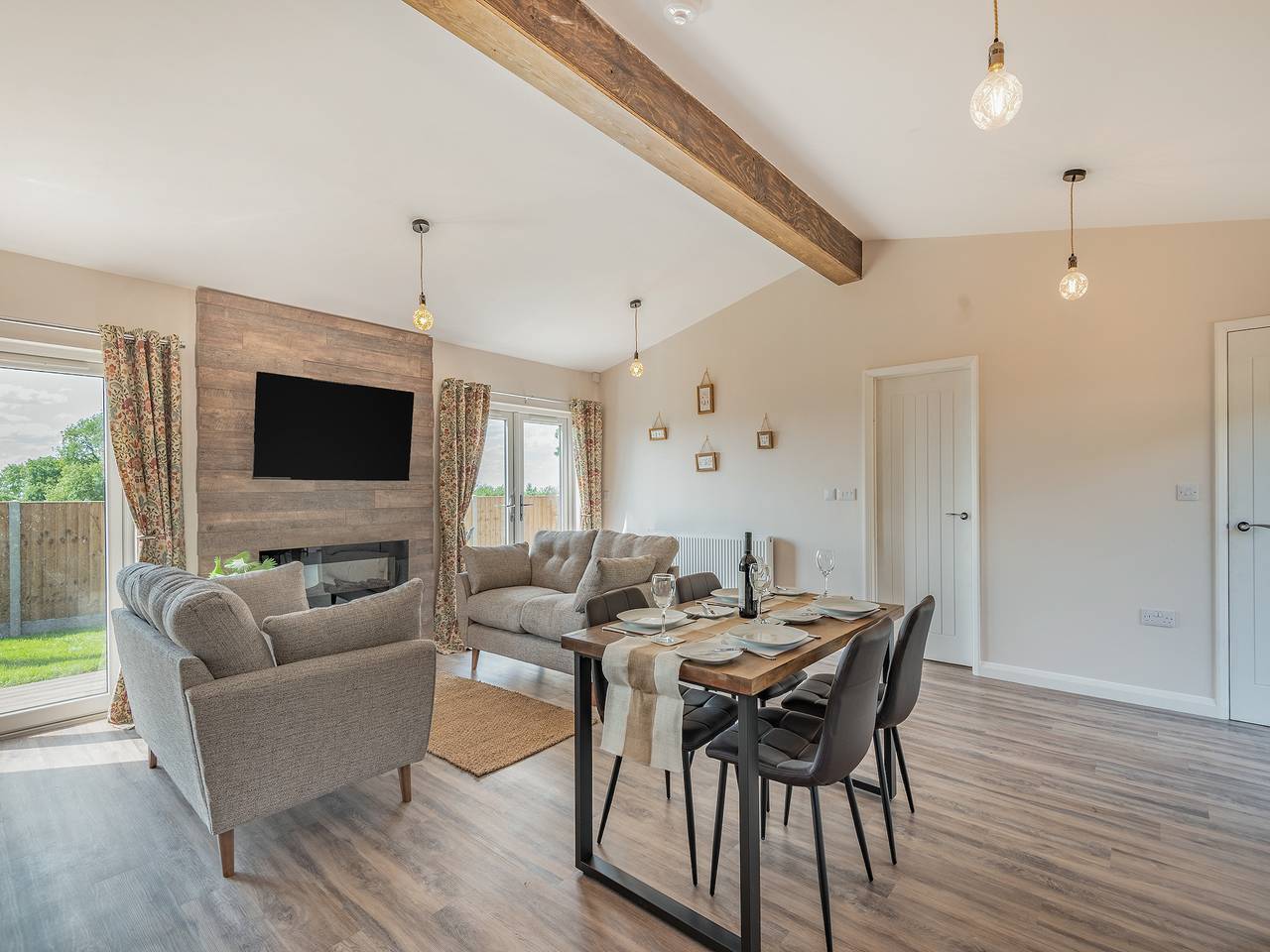 Entire apartment, West End Farm Lodge Alabaster in Gloucestershire