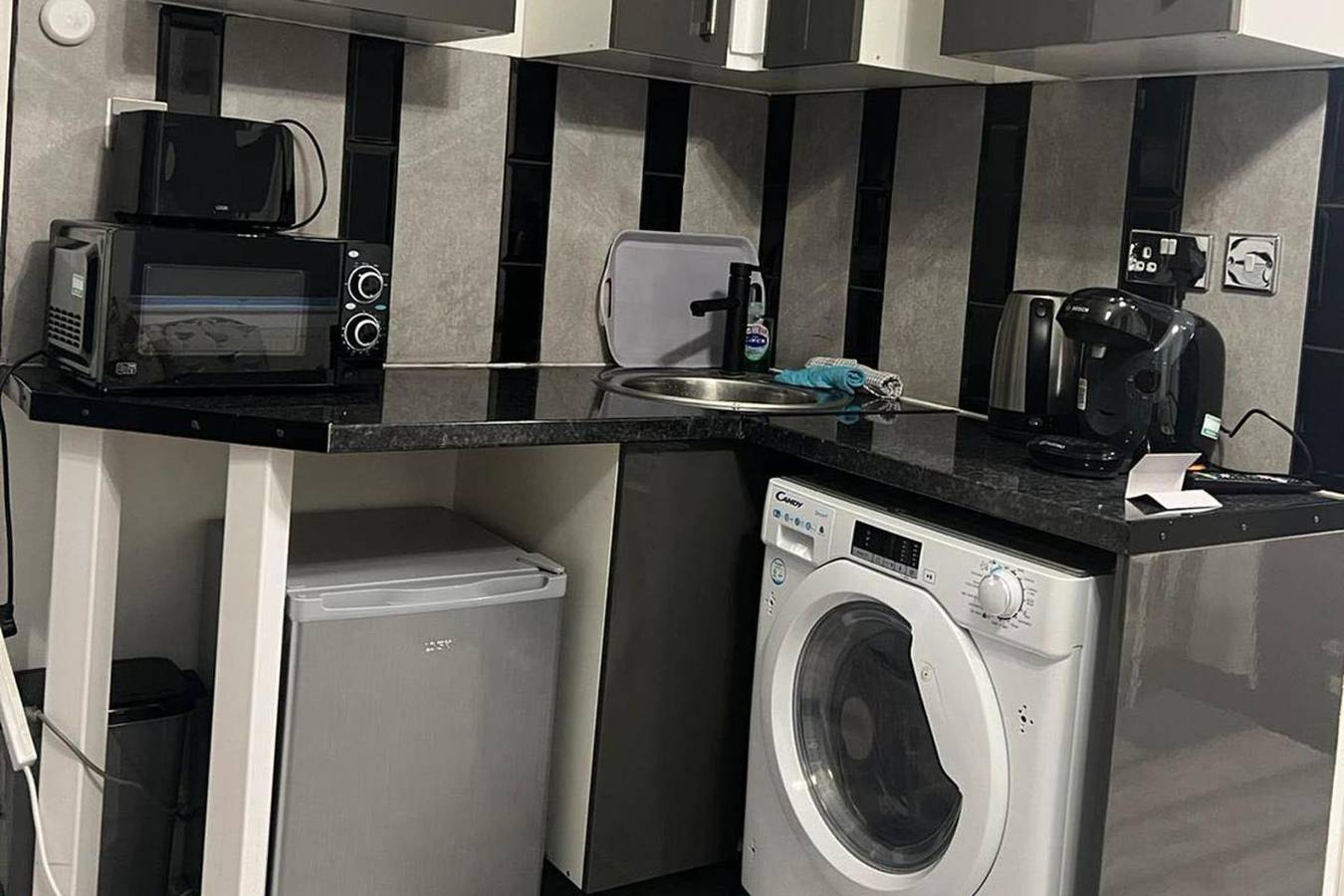 Entire studio, Studio - Sleeps 2 - Acton Park and Stn Close in Ealing, London