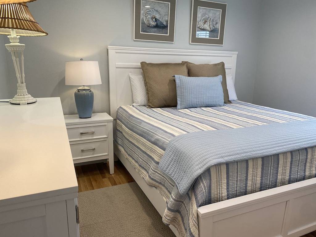 Cozy Semi Oceanfront Cottage with a Hop, skip and a jump to the beach in Whalebone, Nags Head