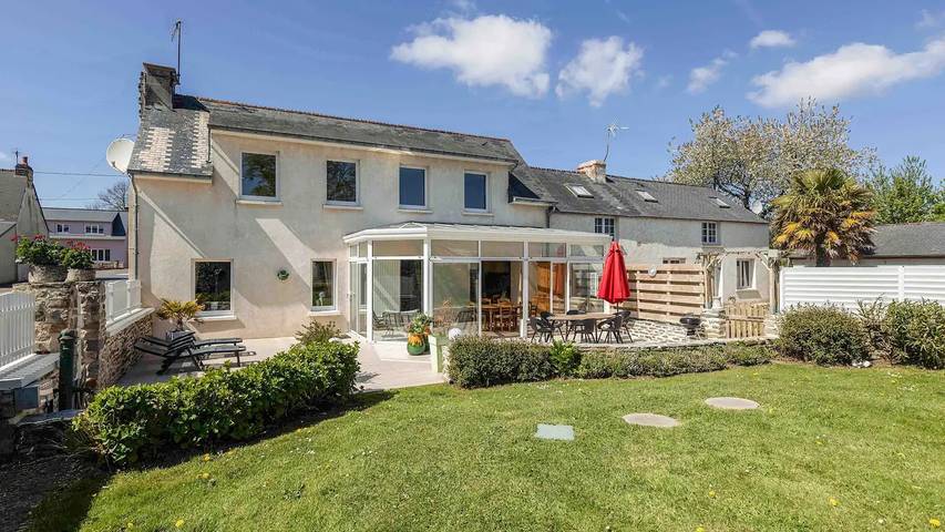Location de vacances pour 9 personnes, avec jardin à Montaigu-la-Brisette