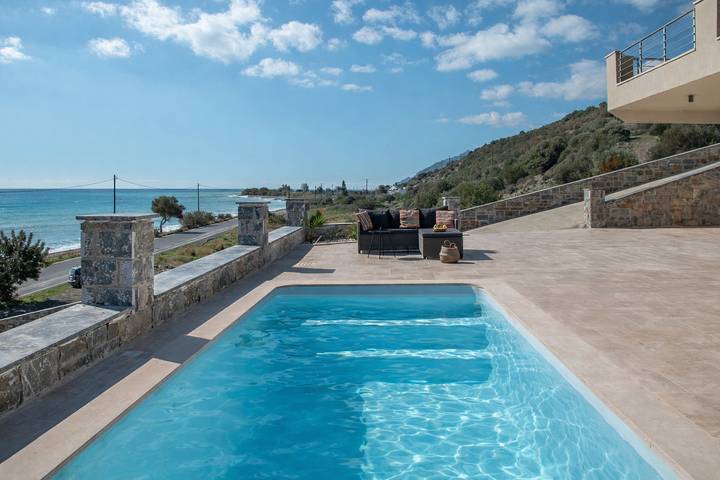 Kedros Villa 2, Beachfront 20m & Pool in Iraklio-Heraklion en omgeving