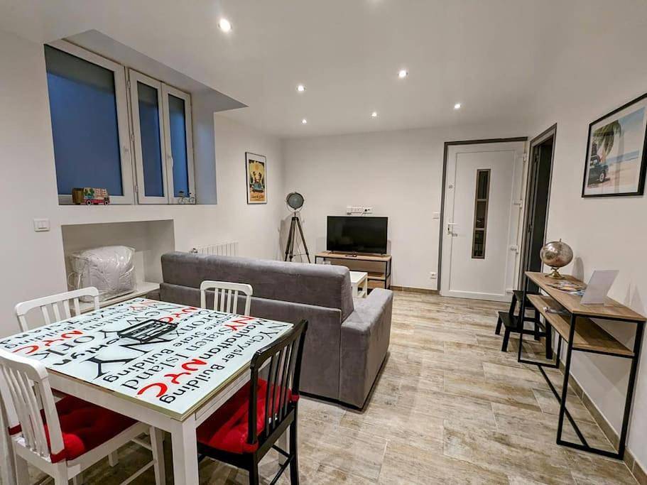 Appartement entier, Nationale 7, route des vacances in Le Coteau, Région de Roanne