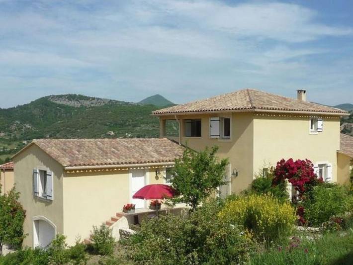 Gîte pour 2 personnes, avec Balcon et Terrasse ainsi que Jardin et Piscine à Montbrun-les-Bains