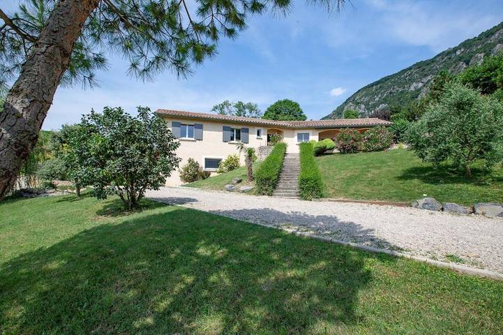 Location de vacances pour 8 personnes, avec Terrasse et Jardin ainsi que Piscine et Vue à Beauregard-Baret