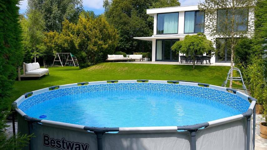 Villa voor 8 personen, with Terras and Tuin as well as Zwembad and Uitzicht in Den Haag
