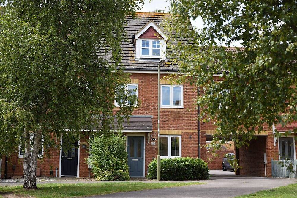Solent Stay – 3-Bed Townhouse in Lee-on-the-Solent | Ideal for Work or Family Trips in Gosport, Hampshire
