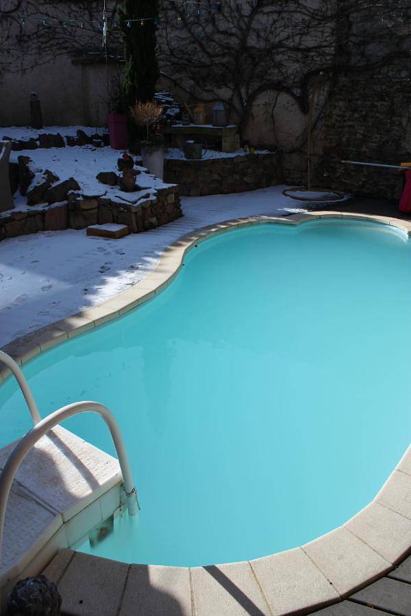 Location de vacances pour 2 personnes, avec vue ainsi que jardin et piscine à Villerest - 2