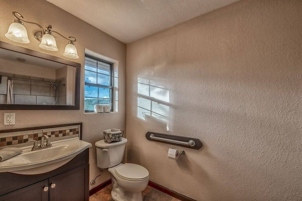 Wild Mustang's open-concept great space w/ Hot Tub & Ping Pong in Alto, Lincoln County (NM)