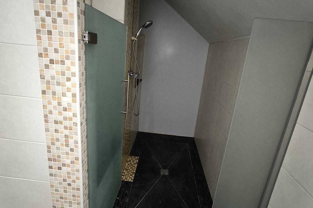 Private room for 2 in a 350M2 shared Villa in Charleroi, Henegouwen