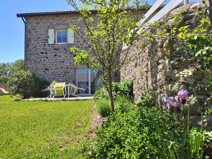 Gîte pour 11 personnes, avec jacuzzi et terrasse ainsi que jardin et sauna à Saint-Jeures