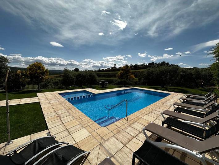 Casa rural para 23 personas, con jardín y piscina además de piscina para niños y vistas en Alto Urgel - 2