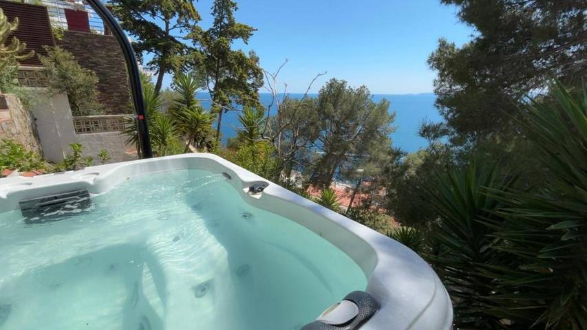 Chalet para 8 personas, con Balcón y Jacuzzi además de Terraza y Jardín en Alt Empordà