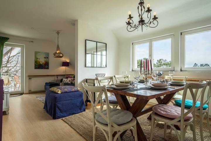 Ferienwohnung für 7 Personen, mit Seeblick und Garten sowie Balkon in Friedrichshafen