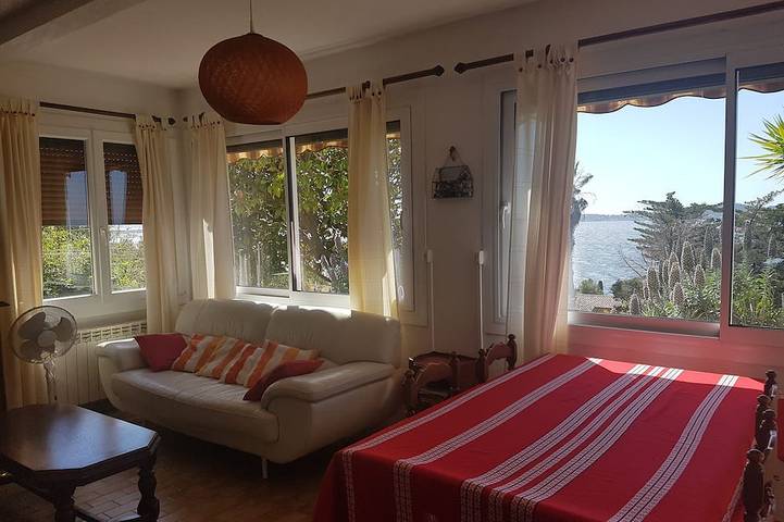 Ganze Wohnung, Erdgeschoss der Villa mit Blick auf die Spitze von Giens in Carqueiranne, Mittelmeerküste (Frankreich)