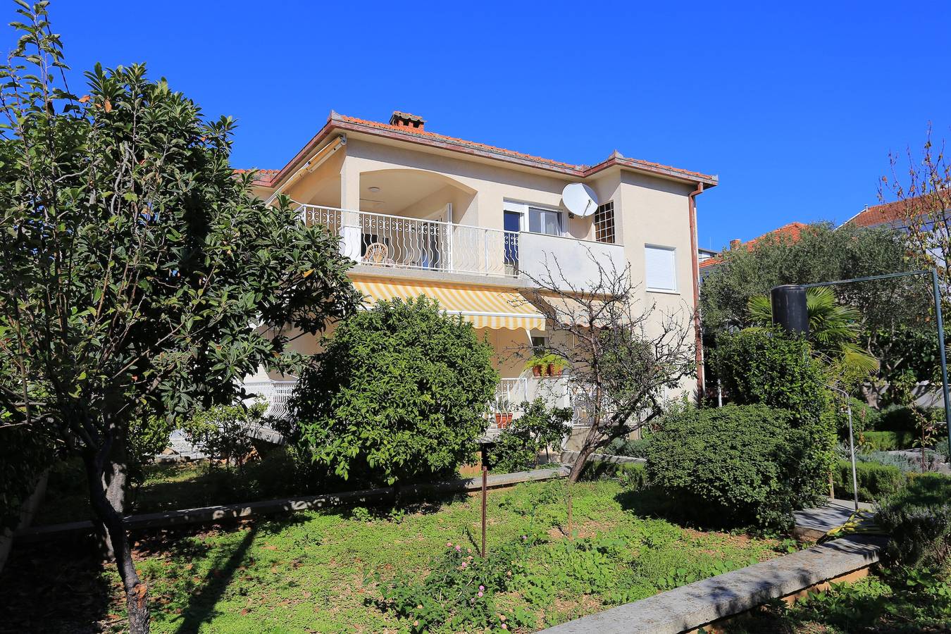Ganze Wohnung, 2-Zimmer-Ferienwohnung mit Terrasse und Meerblick Seget Vranjica, Trogir A-18487-c in Seget Vranjica, Split-Dalmatien