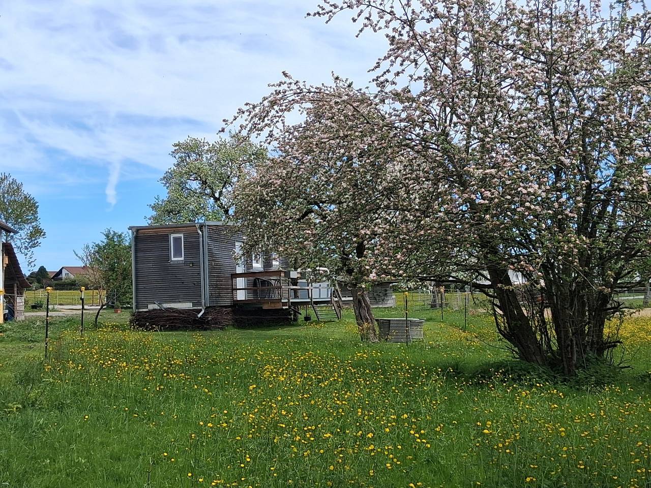 Ganze Ferienwohnung, Tiny Home „Lara“ mit Bergblick, privatem Garten und Wlan in Bad Waldsee, Region Bodensee-Oberschwaben
