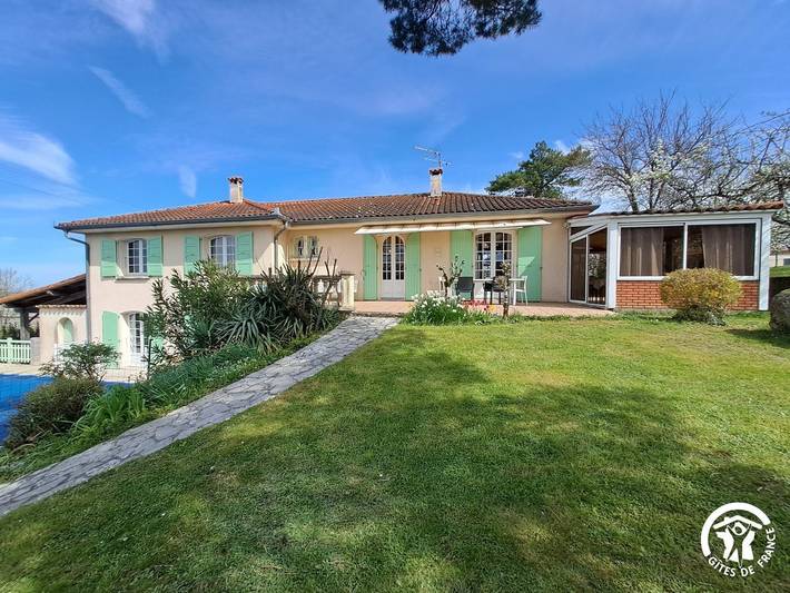 Gîte pour 6 personnes, avec Terrasse ainsi que Jardin et Piscine à Lacrouzette