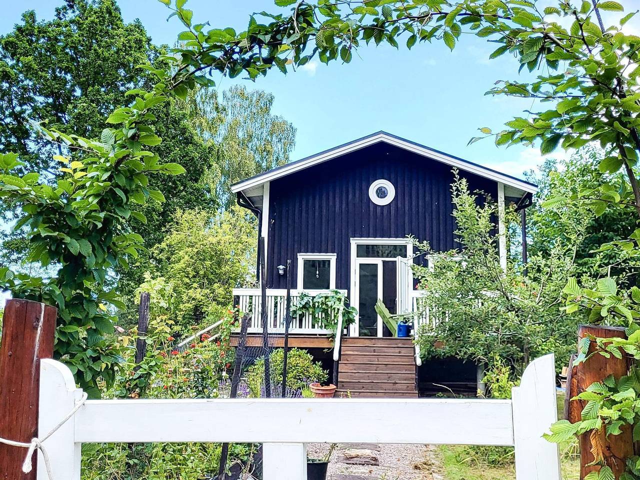 Strandstuga med uteplats och grill in Vänern