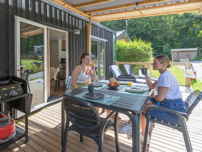 Flower Camping La Chênaie - Mobilhome 6 personnes - Homeflower Premium 35m² (3 chambres) + Clim + terrasse semi-couverte + Tv + draps + serviettes in Yport, Région du Havre