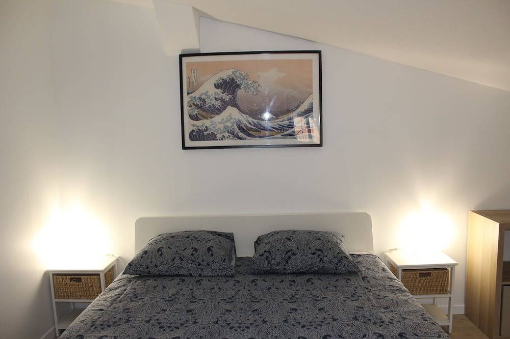 Appartement entier, Grand studio neuf, Cuers centre, avec parking. in Cuers, Côte méditerranéenne (France)