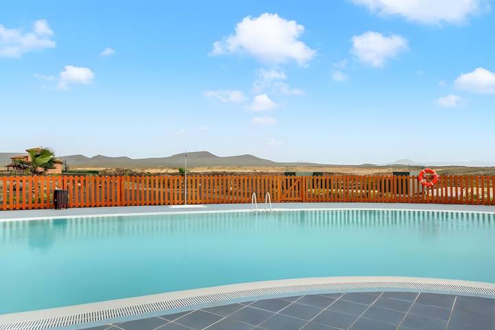 Entire apartment, Vacation 'Bonita Lajares 3' with Shared Pool, Private Terrace and Wi-Fi in La Oliva, Fuerteventura