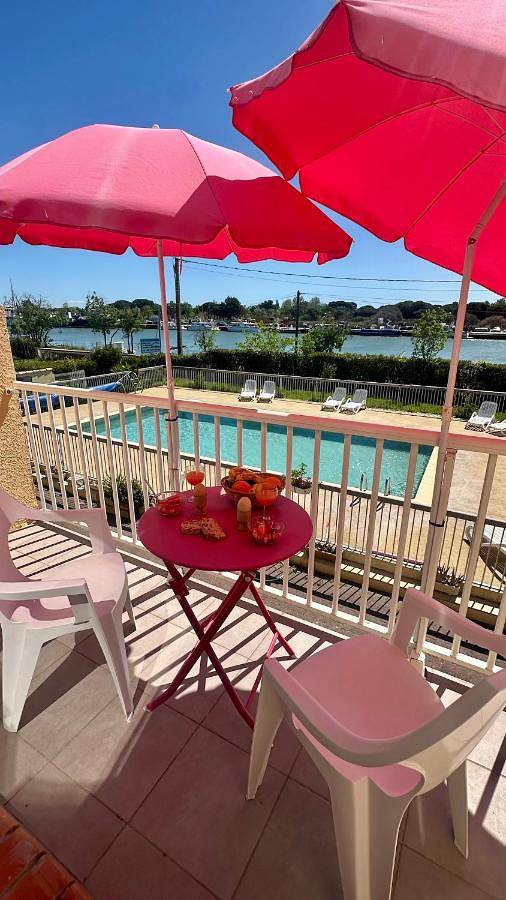 Gîte pour 6 personnes, avec Balcon et Terrasse ainsi que Jardin et Piscine dans la Tamarissière
