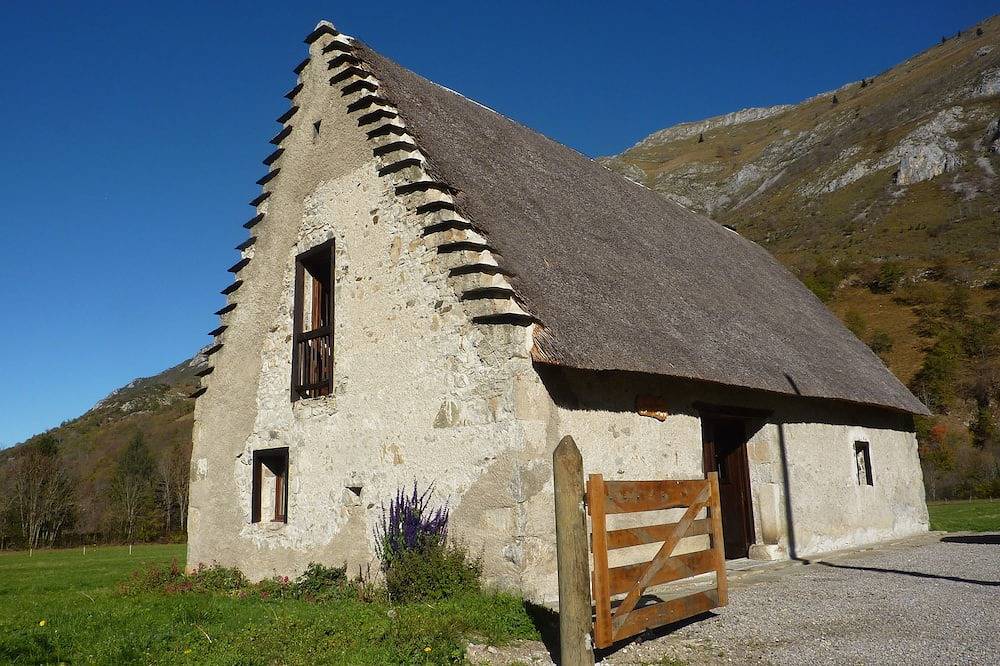 Campan Auténtico granero con techo de paja, completamente renovado, muy cómodo in Campan, Pirineos franceses