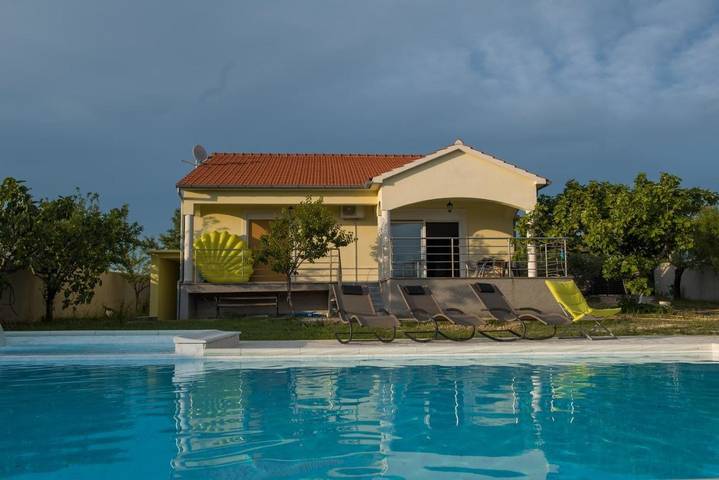 Cottage pour 8 personnes, avec jardin et piscine ainsi que vue et bassin pour enfant