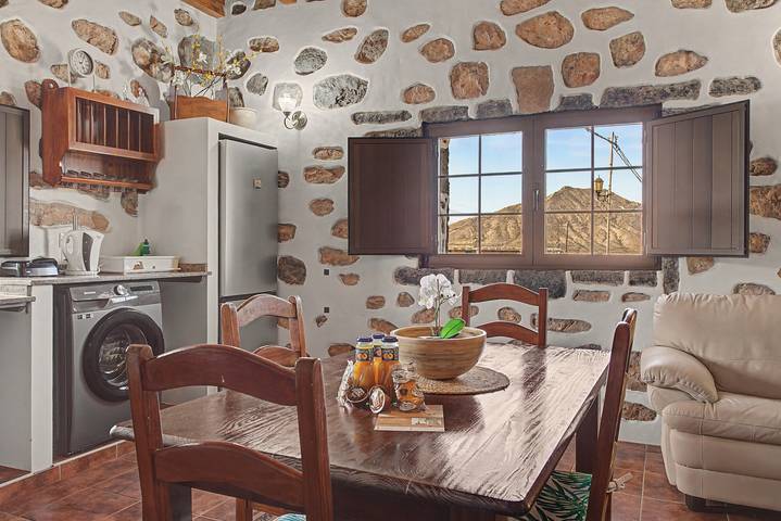 Casa Clarita: House with Mountain Views, Private Terrace, and Wi-Fi in Tindaya, La Oliva