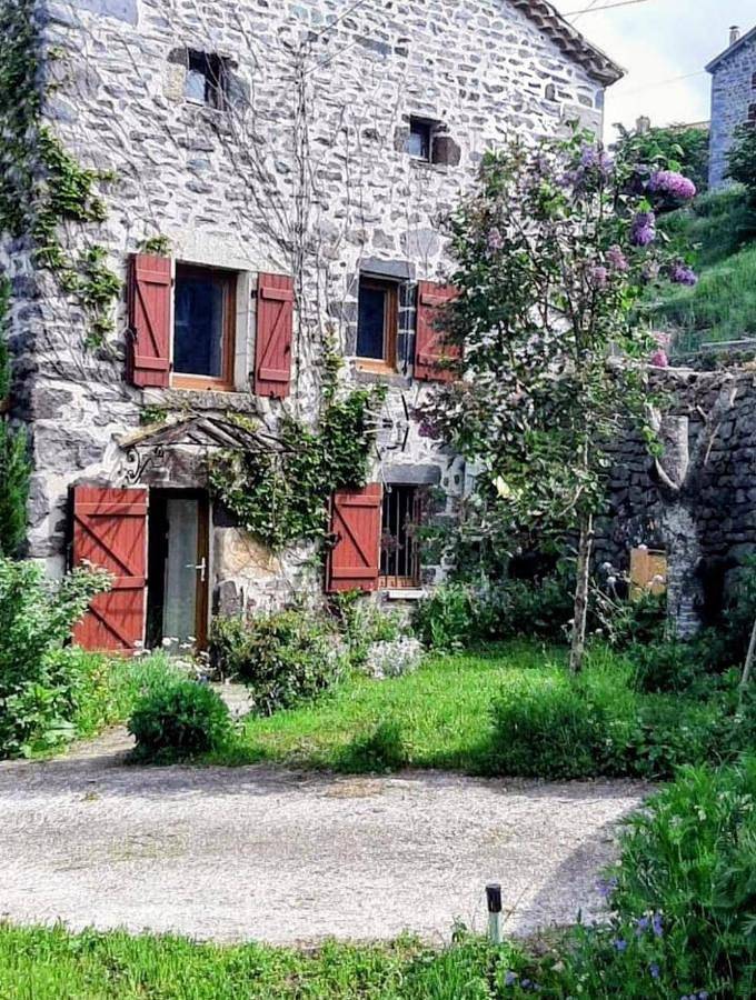 Location de vacances pour 8 personnes, avec vue et jardin, animaux acceptés à Saint-Jean-Lachalm