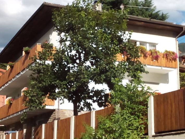 Ferienwohnung für 2 Personen, mit Balkon und Garten sowie Pool in Meran