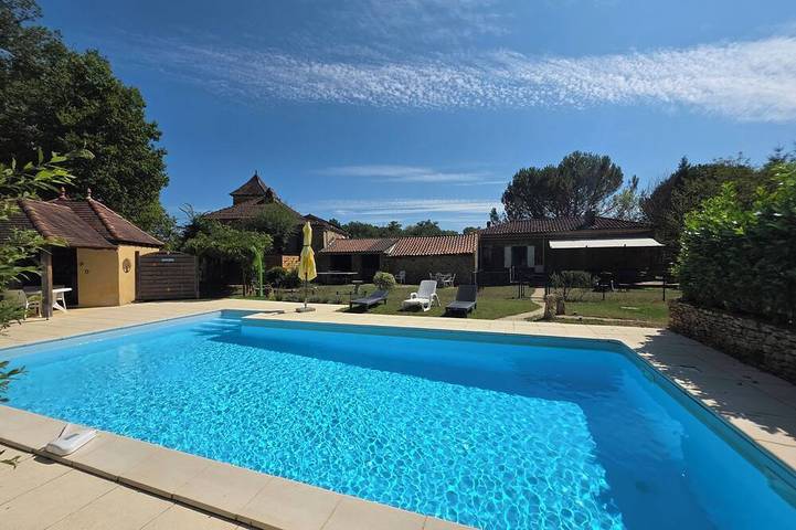 Gîte pour 4 personnes, avec piscine ainsi que terrasse et jardin