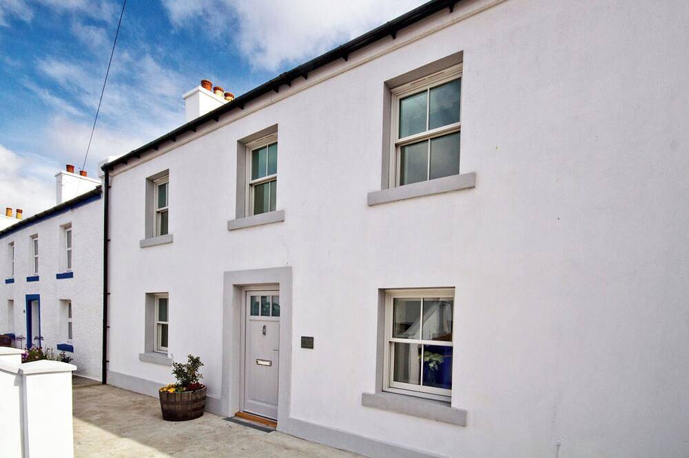 Rosgorm Cottage - Islay retreat near whisky, beach & sea in Port Charlotte (Islay), Argyll & Bute