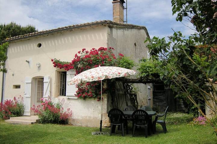 Gîte pour 5 personnes, avec jardin, animaux acceptés à Rimons