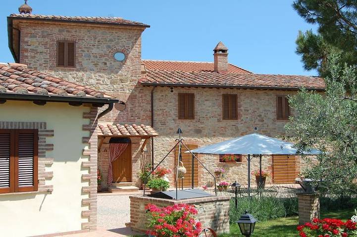 Ferme nichée dans la campagne de l'Ombrie, une vue panoramique sur le lac Trasimène in Castiglione del Lago, Lac Trasimène