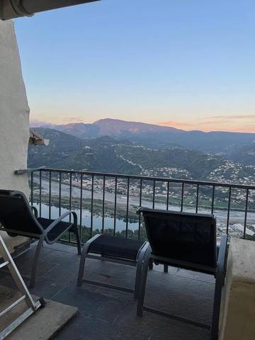 Gîte pour 4 personnes, avec vue ainsi que balcon et vue sur le lac à Le Broc