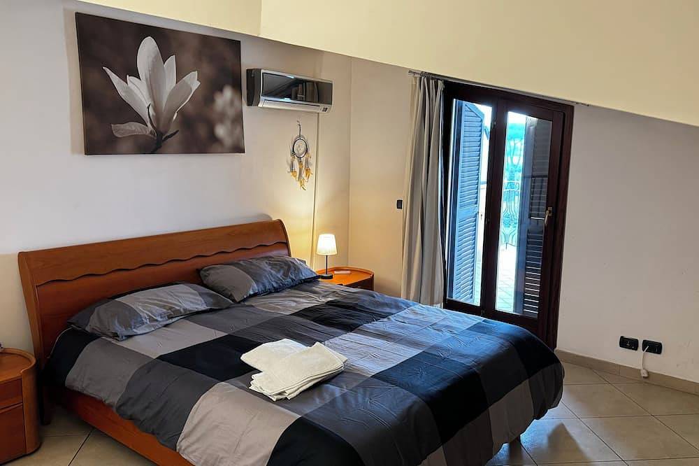 Entire apartment, Evaguesthouse, familyfriendly bilevel with a large terrace, 10 minutes from Rome in Marino, Parco Regionale dei Castelli Romani