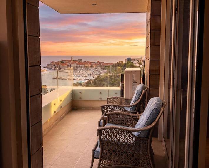 Ferienwohnung für 6 Personen, mit Ausblick und Terrasse in Budva