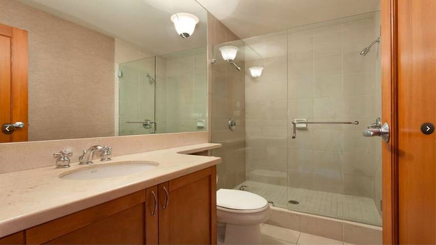 Holiday home for 8 people, with hot tub and garden as well as pool in Whistler