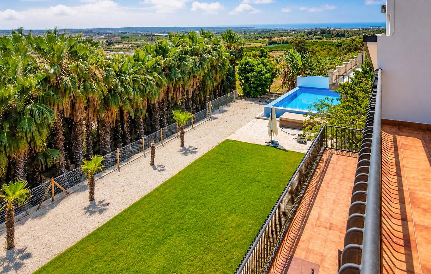 Seaside Retreat: Modern Apartment with Pool & Amenities in Alcanar in Alcanar, Costa Dorada