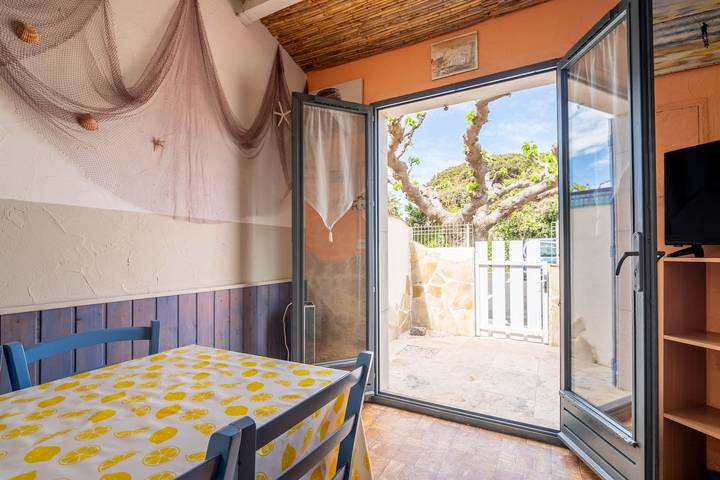 Holiday Home 'Fleurynes' with Terrace and Private Garden in Plages des Cabanes de Fleury, Fleury