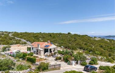 Ferienhaus für 4 Personen, mit Terrasse in Grad Šibenik