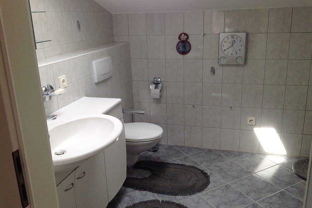 Ganze Wohnung, Neu renovierte geräumige Dachwohnung in einem wunderschönen Salzburger Landhaus in Großgmain, Bezirk Salzburg-Umgebung