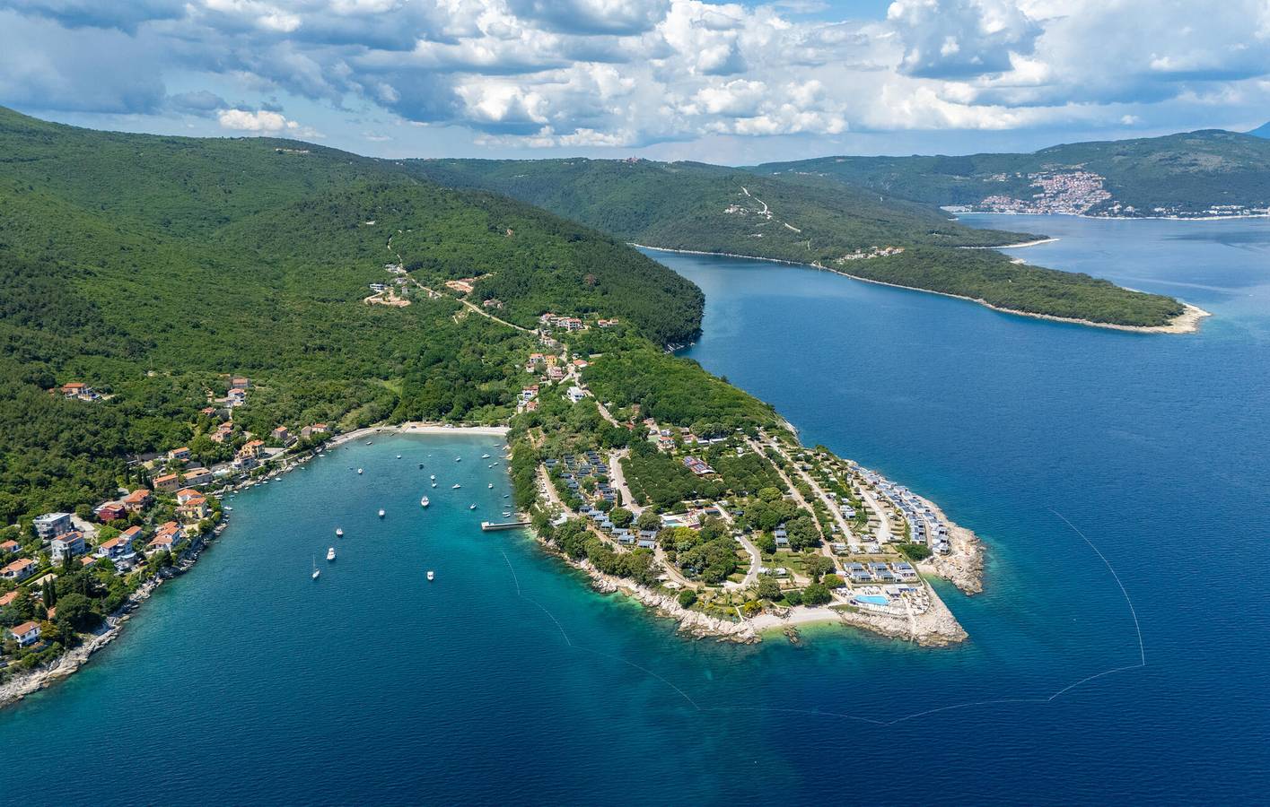 Escapade en bord de mer : spacieux appartement d'une chambre avec piscine et vue imprenable in Raša, Côte Est de l'Istrie